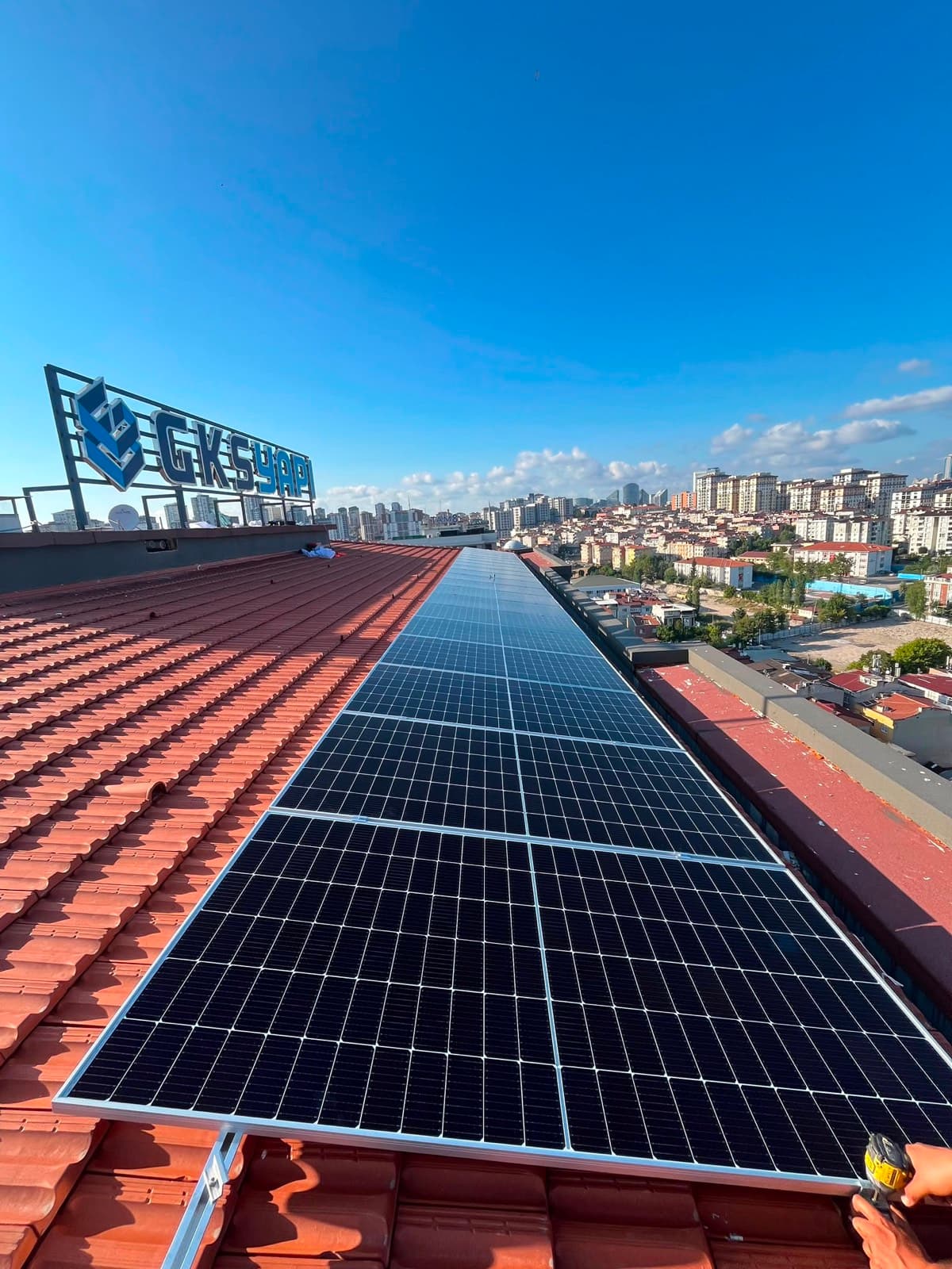 Kiremit çatıda alüminyum konstrüksiyon üzerine panel montajı yapan ekip
