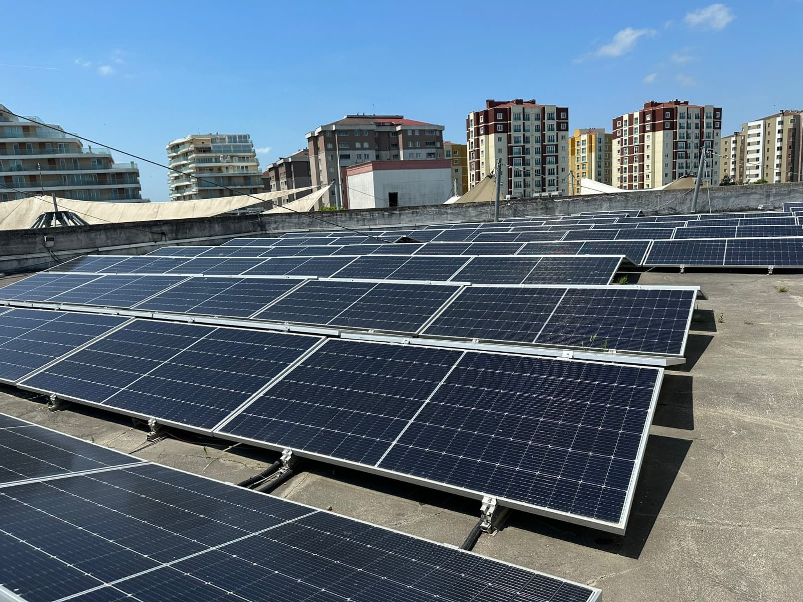 Güneş yönüne göre konumlandırılmış panel dizileri