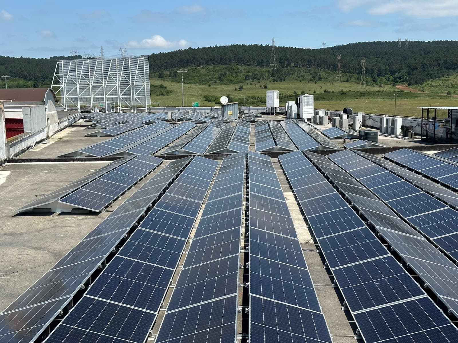 Geniş yüzeyli çatı üzerindeki panel dizilimi