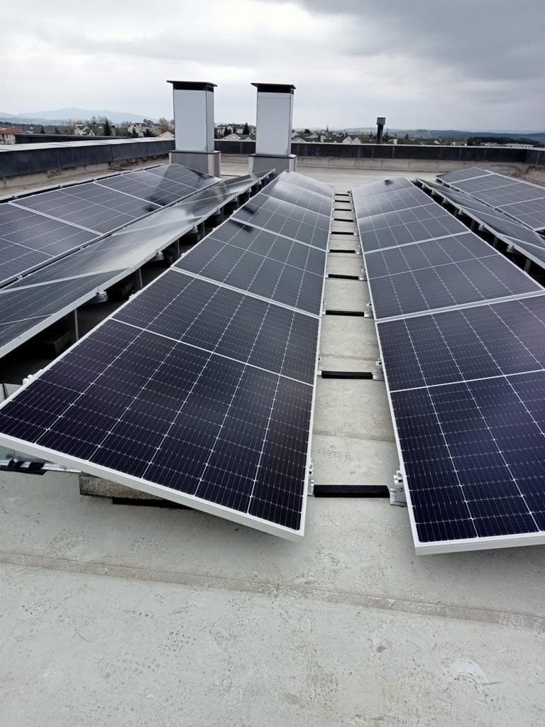Teras çatıda kurulan on grid güneş enerjisi sistemi