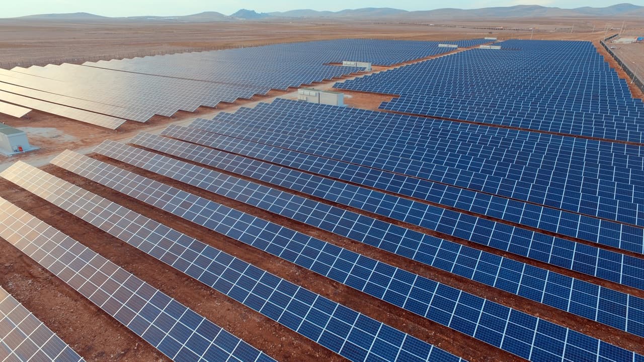 Anadolu'da tamamlanan arazi tipi güneş enerjisi santrali