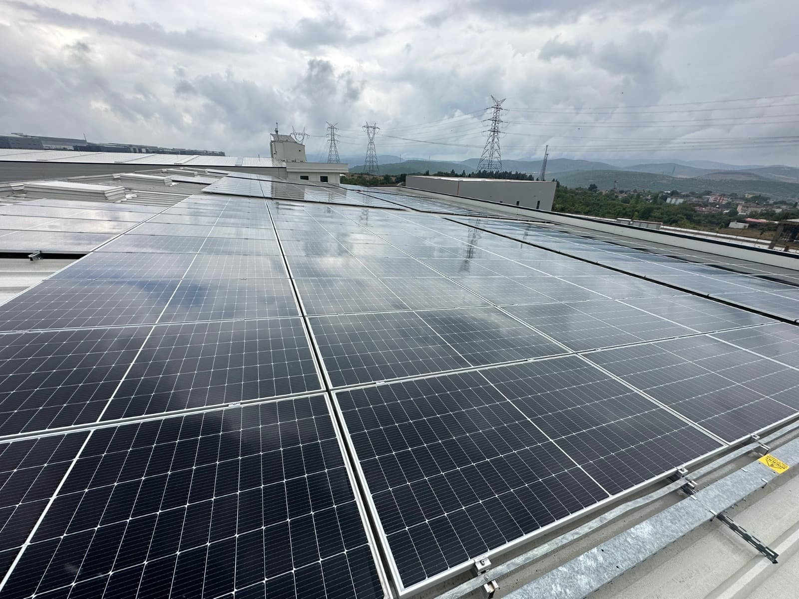 Monokristal panel ve taşıyıcı konstrüksiyon detayı